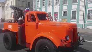 Парад ретро-транспорта в Санкт-Петербурге