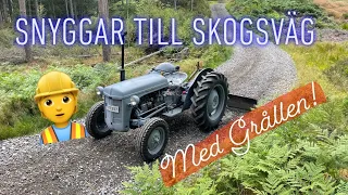 Fixar skogsbilsväg med en Traktor från -50talet.