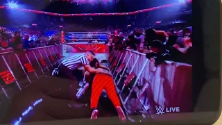 FAN ATTACKS SETH ROLLINS ON RAW!!! WWE RAW!!!