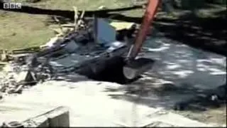 Florida sinkhole revealed as house is demolished