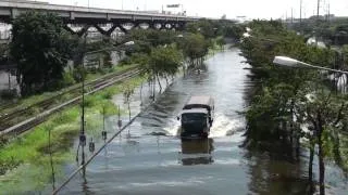 Bangkok to the Edge of the Flooding - 25 October 2011