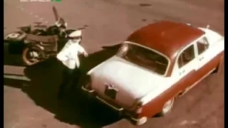 Внимание, в городе волшебник! (1963) - car chase scene