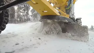 грейдер на дороге