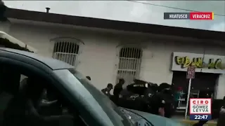Policías golpean a habitantes de Huatusco, Veracruz | Noticias con Ciro Gómez Leyva