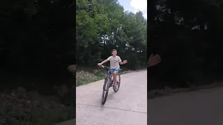 Cum merg pe bicicletă fără mâini. #short