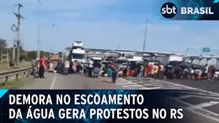 Porto Alegre tem protesto contra demora no escoamento da água | SBT Brasil (22/05/24)