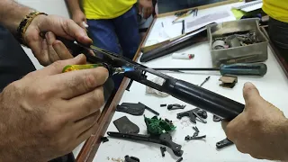 Remoção dos parafusos do rifle Winchester. Sales Armeiro do Brasil