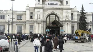 Images of crowds at Lviv train station waiting to depart Ukraine | AFP