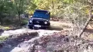 Mercedes G-class vs Hummer H2 off road in mud and water 4x4