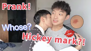 （SUB）Whose hickey is this? Prank on my boyfriend！|这是谁的吻痕？恶作剧我的男朋友!