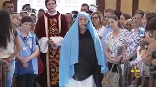 Maria meratapi Yesus