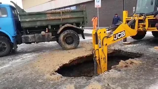 У Луцьку біля Порт Сіті - провалля: мешканцям будинків доставлятимуть воду в бочках