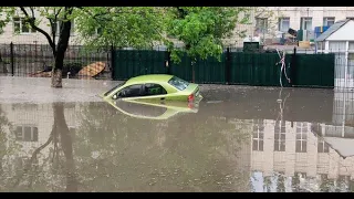 Грозы, ливни и град. Киев превратился в Венецию.