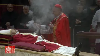 Bidding farewell to Benedict XVI: Translation to St. Peter's Basilica - Highlights