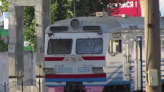 Электропоезд ЭР9Е-636 прибывает на станцию