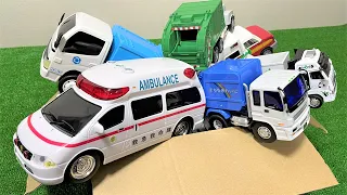 救急車とゴミ収集車のはたらくくるまが坂道からポリバケツに！？ An ambulance in a poly bucket and a toy car for a garbage truck!?