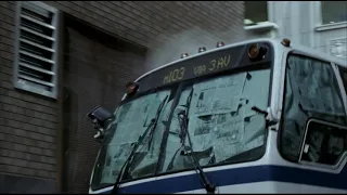 Когда у тебя нет прав на автобус, но ты решил прокатиться в фильме "16 кварталов" (2006)