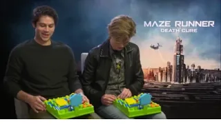 Dylan O'brien ve Thomas Brodie-Sangster Screwball Scramble Oyunu Oynuyorlar (Türkçe Altyazılı)