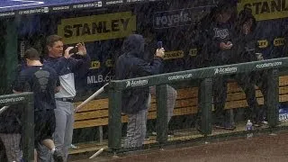 TB@KC: Rays players photograph snow during delay