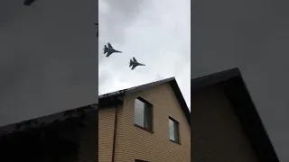 Реакція Дімки на Винищувачі. Літаки пролетіли над будинком.