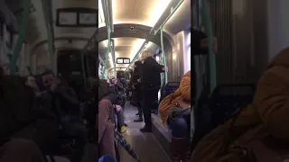 Un vieux fou qui péte les plomb dans le tram