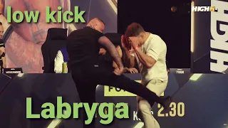 Denis Labryga przyjmuje low kicka od Denisa i Tyburskiego