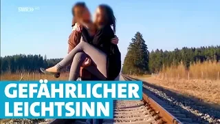 Plötzlich ist der Zug da: 18jähriges Mädchen überlebt Bahnunfall