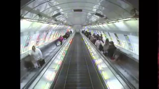 Cyklista se řítil po eskalátoru v pražském metru