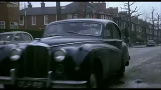 Movie of high speed police car chase in London from 1967 with a Jaguar and  a Wolseley.