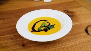 Hokkaido Kürbissuppe mit Ingwer und Kokosmilch