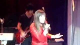 DEMI LOVATO-SINGING LIVE (THATS HOW YOU KNOW)