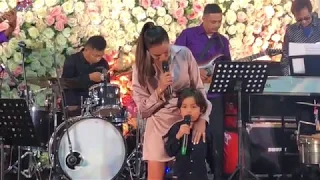 So ADORBS! ZION & Mom SARAH LAHBATI singing in French! #LaVieEnRose