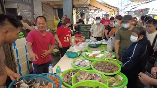 現場有阿源忠實的粉絲  豐原也去大雅也去  水湳也來  台中水湳市場  海鮮叫賣哥阿源  Taiwan seafood auction