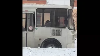 Кондуктор курит в автобусе. Северодвинск.