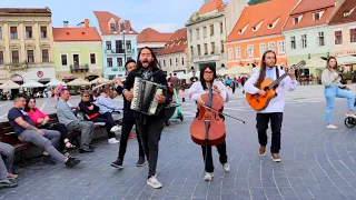 Хочемо вшанувати пам'ять героїв! Колумбійський гурт виконує БІЛЯ ТОПОЛІ на центральній площі