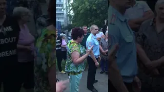 Элеонора Чистякова и жители, перекрывшие улицу в Лесных полянах