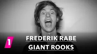 Frederik Rabe von Giant Rooks im 1LIVE Fragenhagel | 1LIVE (English subtitles)