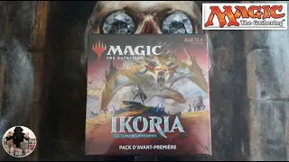 Я открываю предварительный набор Ikoria Land of the Behemoths из Magic The Gathering.