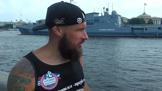 Подготовка к Дню ВМФ в Питере. Адмирал Макаров стоит на Неве. Красота и сила.