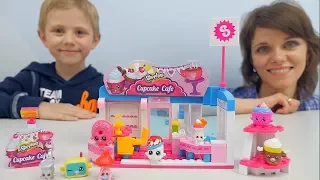 Шопкинс Кекс Кафе для детей Даник и мама собирают конструктор Shopkins Cupcake Cafe