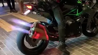 Kawasaki H2 shooting flames,burnout