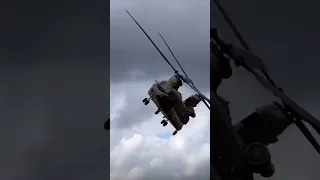 CH-47 Chinook Flying Extremely Low  🚁😱