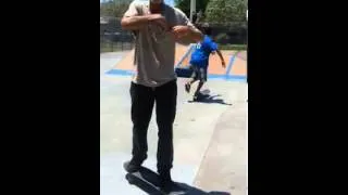 Old man skateboarding- Opa mit Skateboard