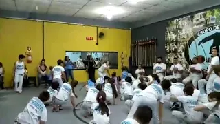 Aquecimento de capoeira com as crianças do CT QUILOMBO ARTE - INSTRUTORA XERIFE