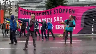 Klimademonstranten blockieren Römerstrasse vor dem Landhaus in Bregenz