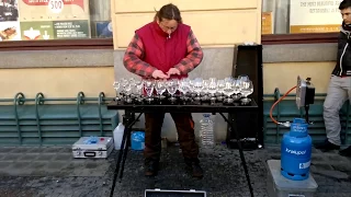 Потрясающая игра на стаканах. Игра на бокалах с водой. Прага. Это супер, мастерство. Prague.