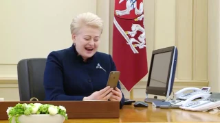 Dalia Grybauskaitė kalba telefonu