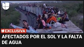 Cientos de migrantes acampan sobre los trenes paralizados en México