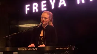 Freya Ridings - You Mean The World To Me @ The Apple Store, Covent Garden, London 06/12/18