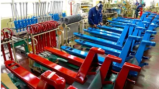 ハンドパレットトラックを大量生産するプロセス。日本の運搬・作業改善用リフト工場。